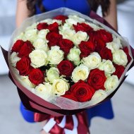 Букет микс из 51 бело-красной розы Букет микс из 51 бело-красной розы